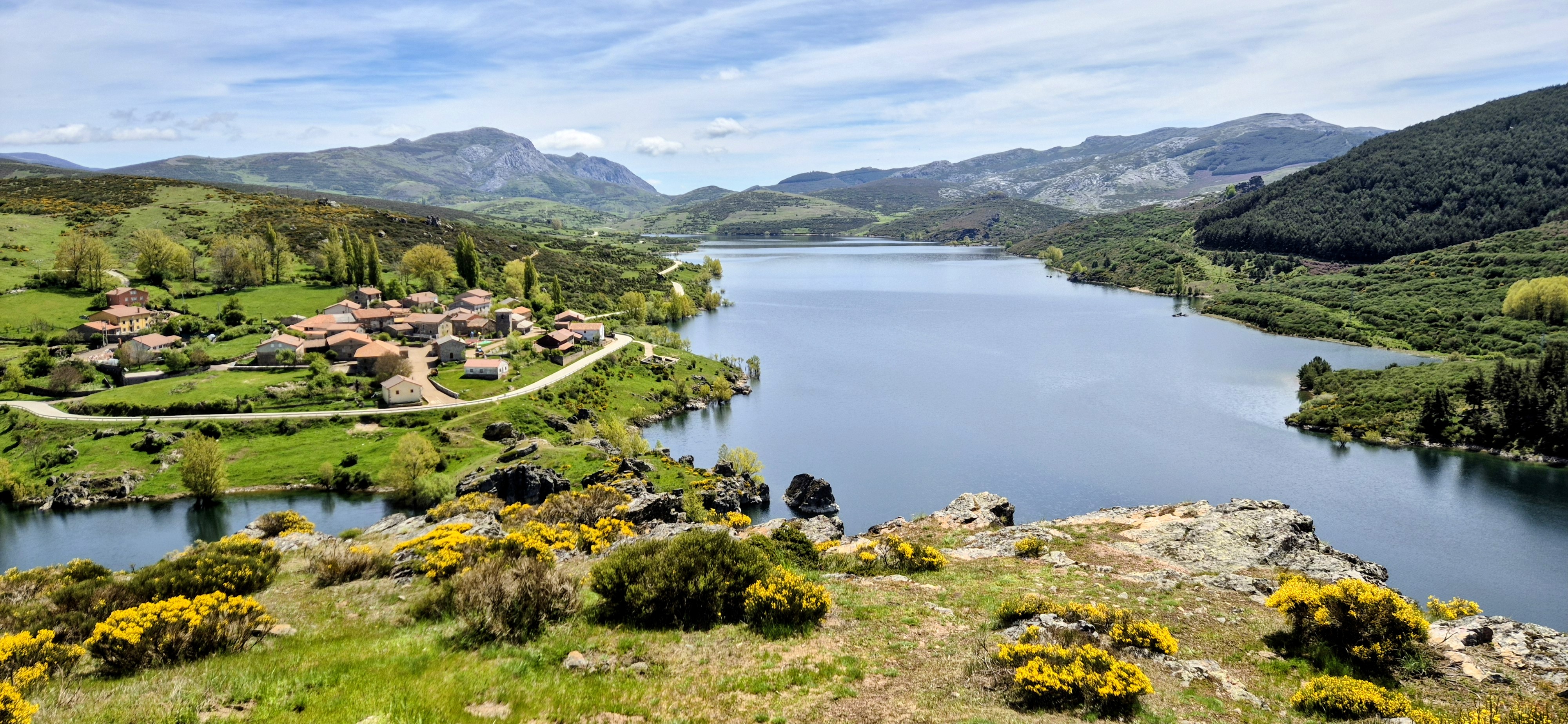 Mirador de Alba de los Cardaños sobre el embalse de Camporredondo