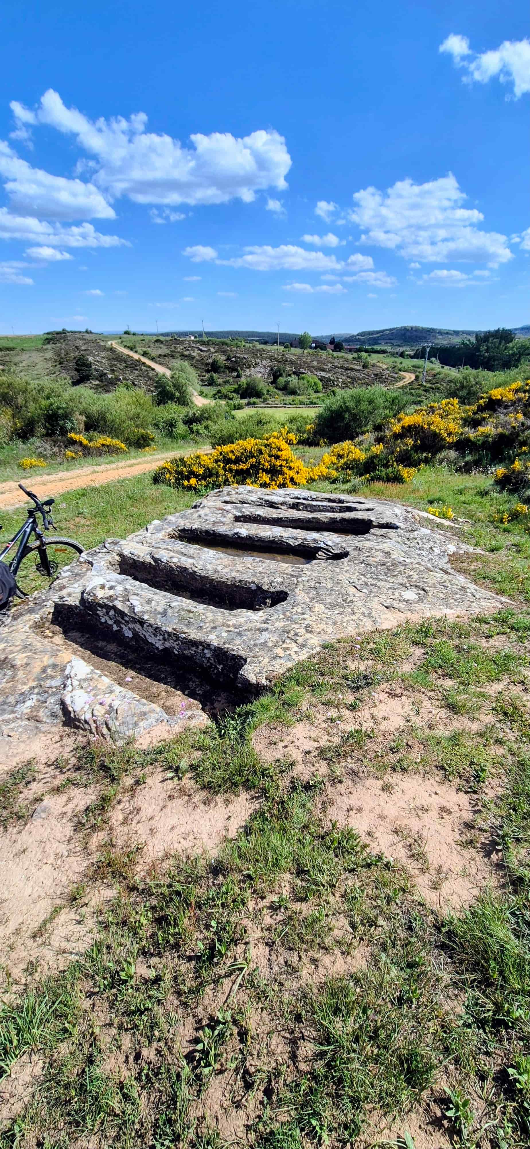 Necrópolis medieval de Corvio con tumbas antropomorfas excavadas en roca arenisca