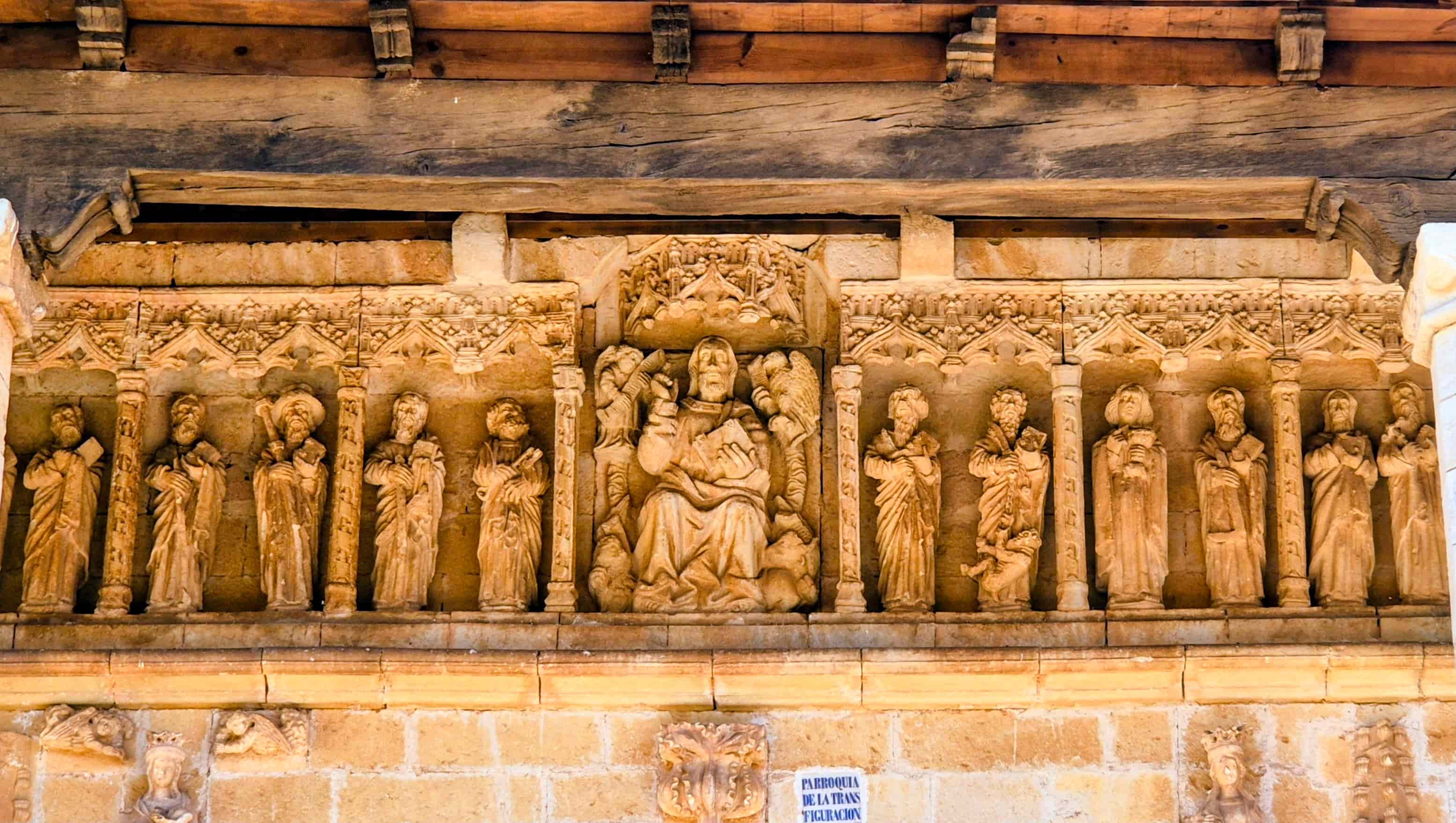 Portada de la iglesia de la Transfiguración en Traspeña de la Peña con friso de Cristo y apóstoles