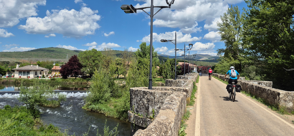Puente medieval de Salinas de Pisuerga sobre el río Pisuerga