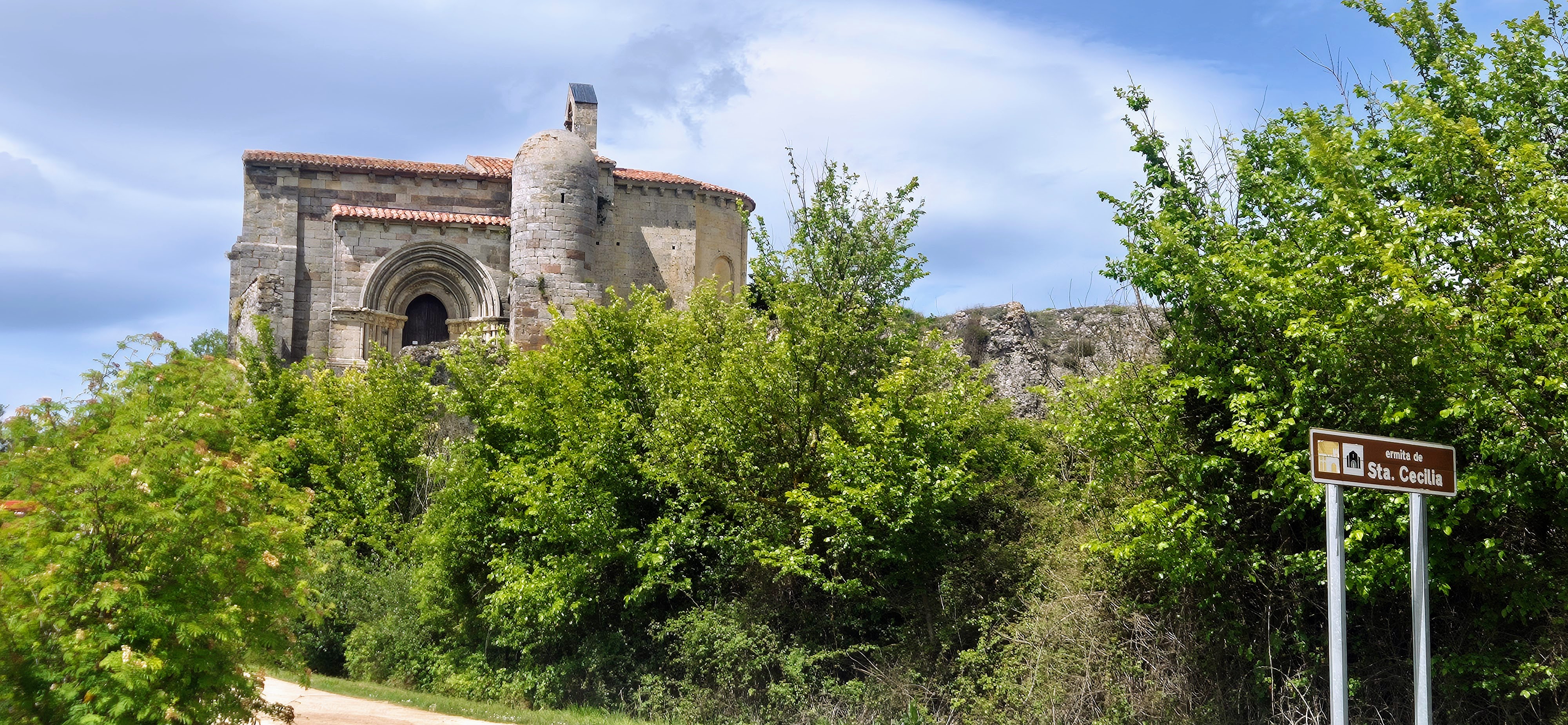 Ermita de Santa Cecilia en Vallespinoso con vistas de la sierra